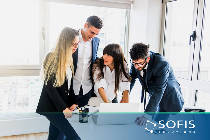 Grupo de personas reunidas en una oficina.